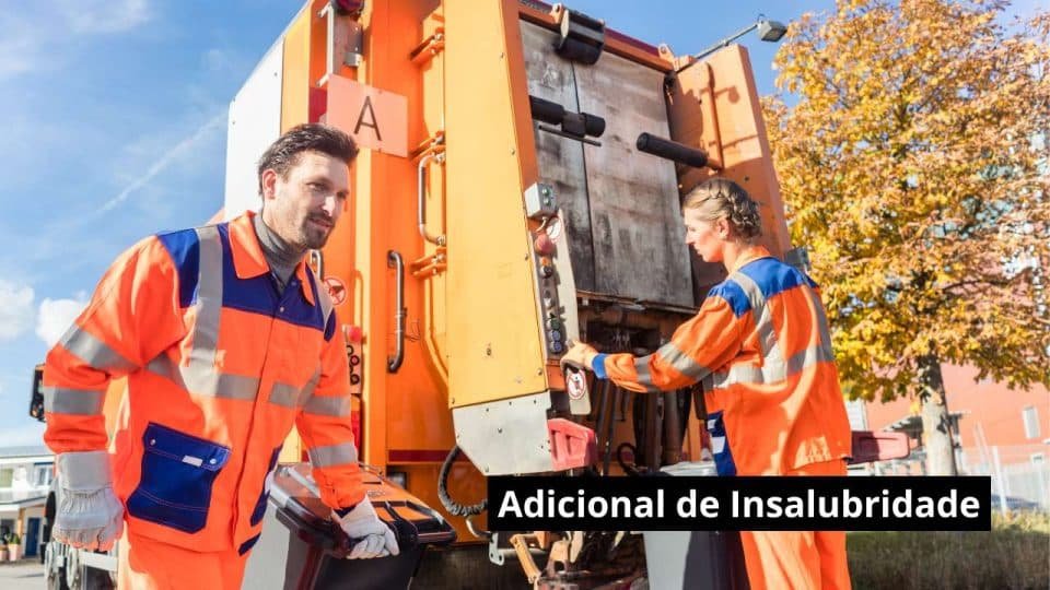 lixeiros coletando lixo