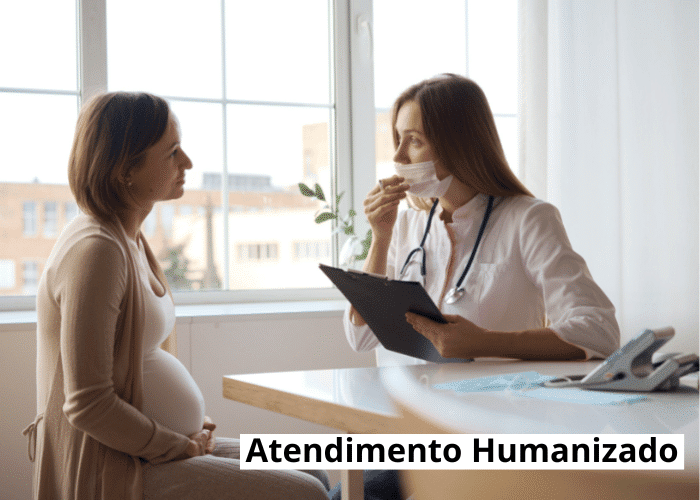 médica conversando de máscara com gestante