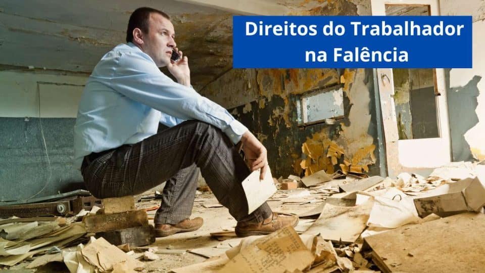 Direitos do Trabalhador na Falência homem de roupa social com telefone no ouvido em um local sujo.