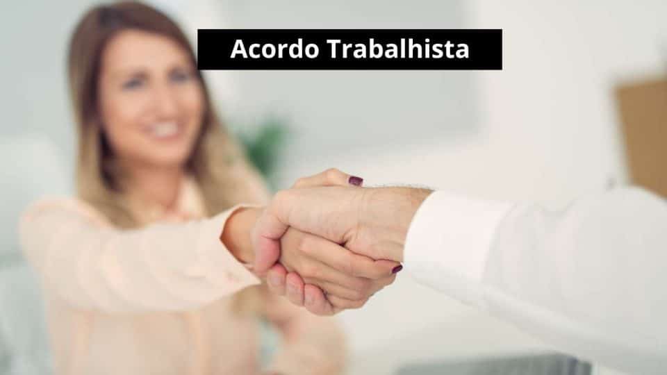 mulher cumprimentando homem