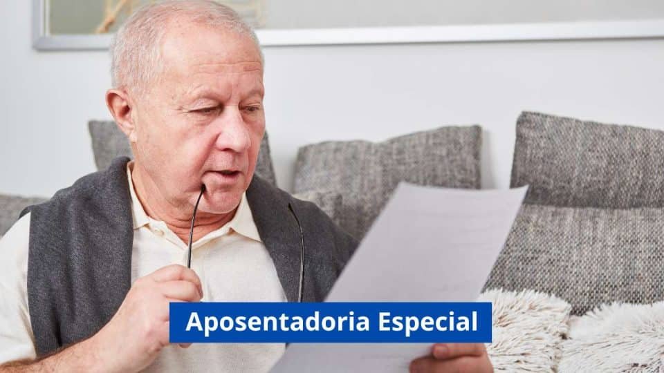 aposentadoria especial homem idoso lendo um documento