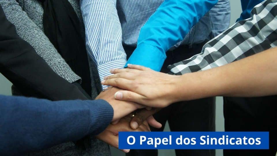 pessoas reunindo as mãos