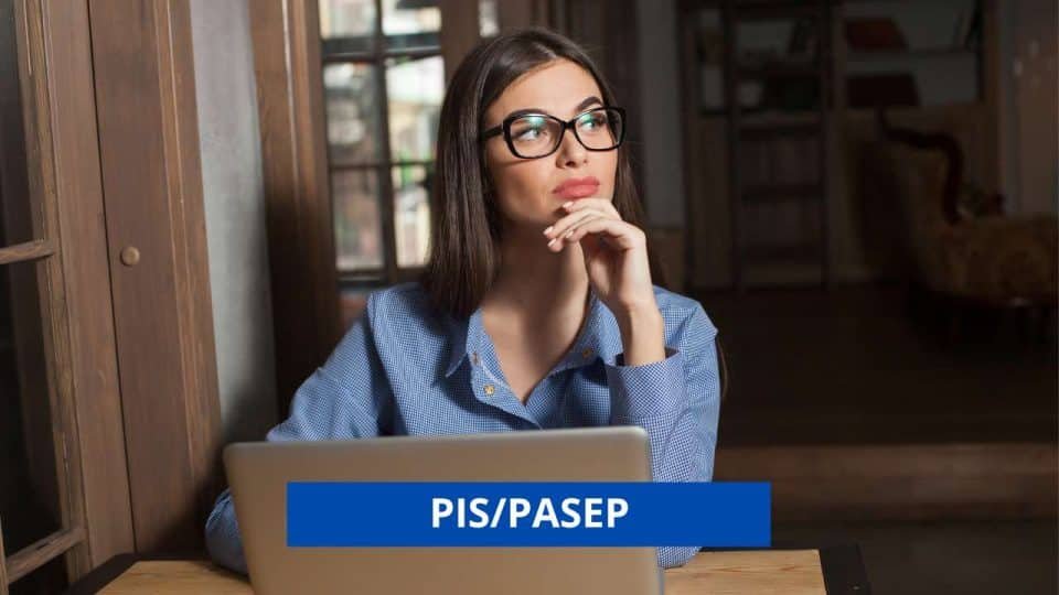 pis pasep mulher pensando em frente ao computador