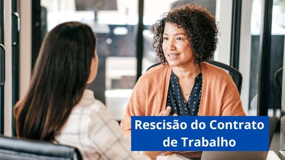 duas mulheres conversando.