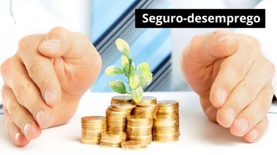 homem guardando moedas com as mãos