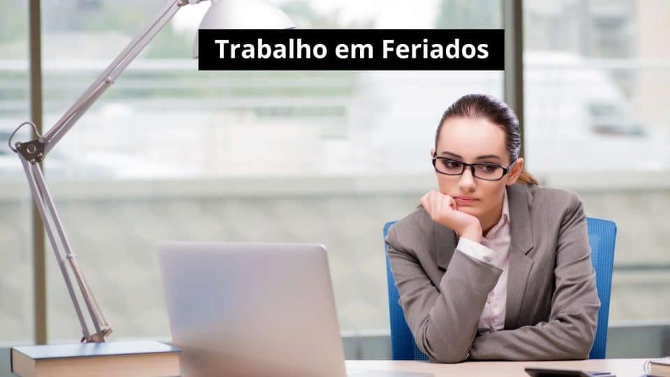 mulher de roupa social pensativa em frente ao notebook