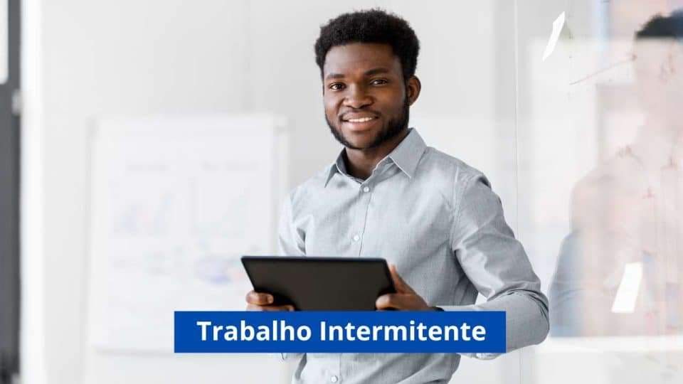 trabalho intermitente homem segurando um tablet e sorrindo